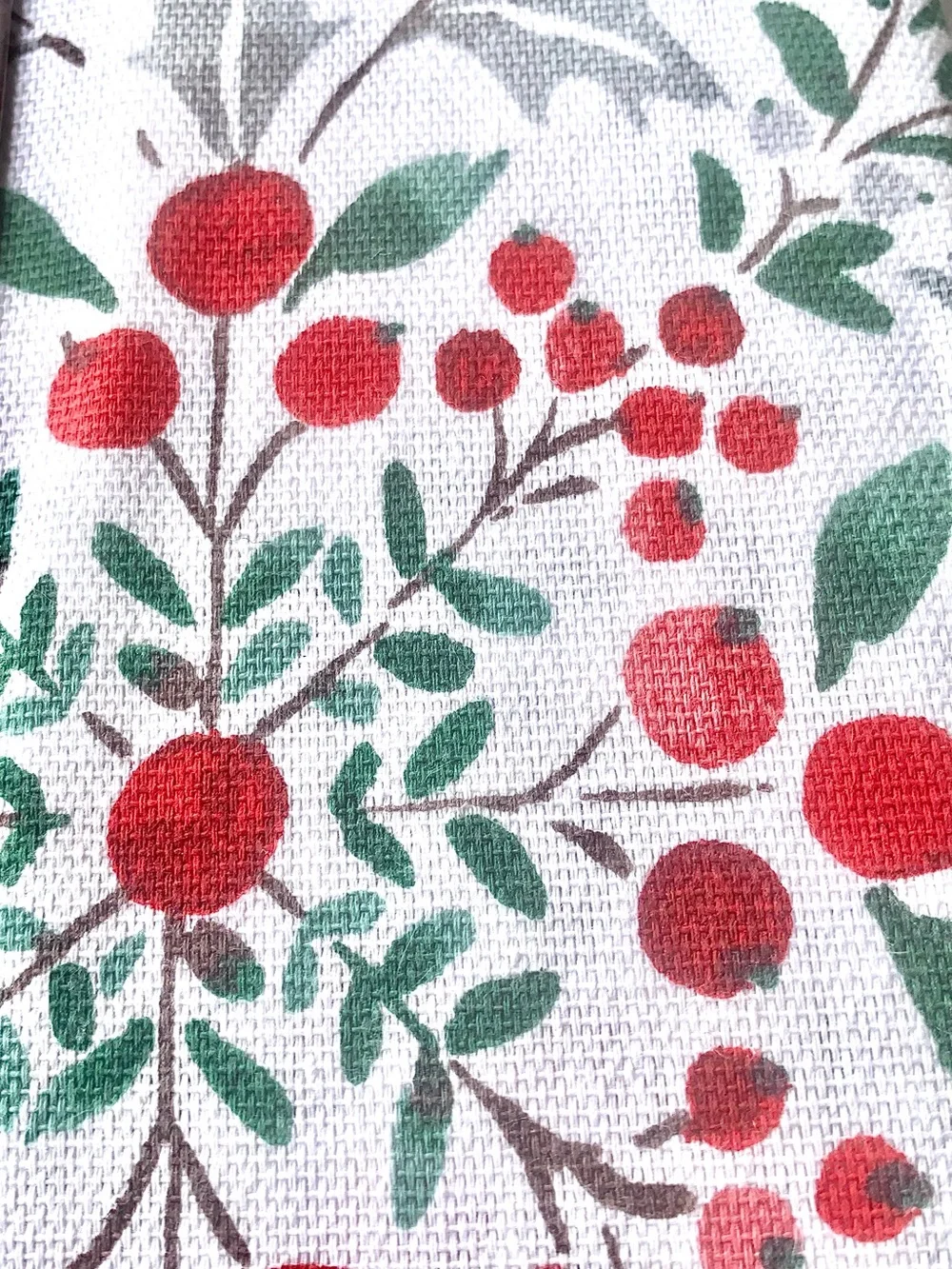 Lauren Ralph Lauren White Tablecloth with Red Berries Green Foliage NEW  60 X 84